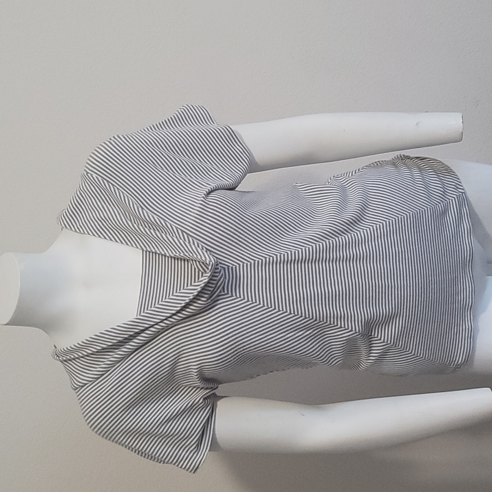 Linea Domani Scoop-Necked Gray and White Striped Top Sz M